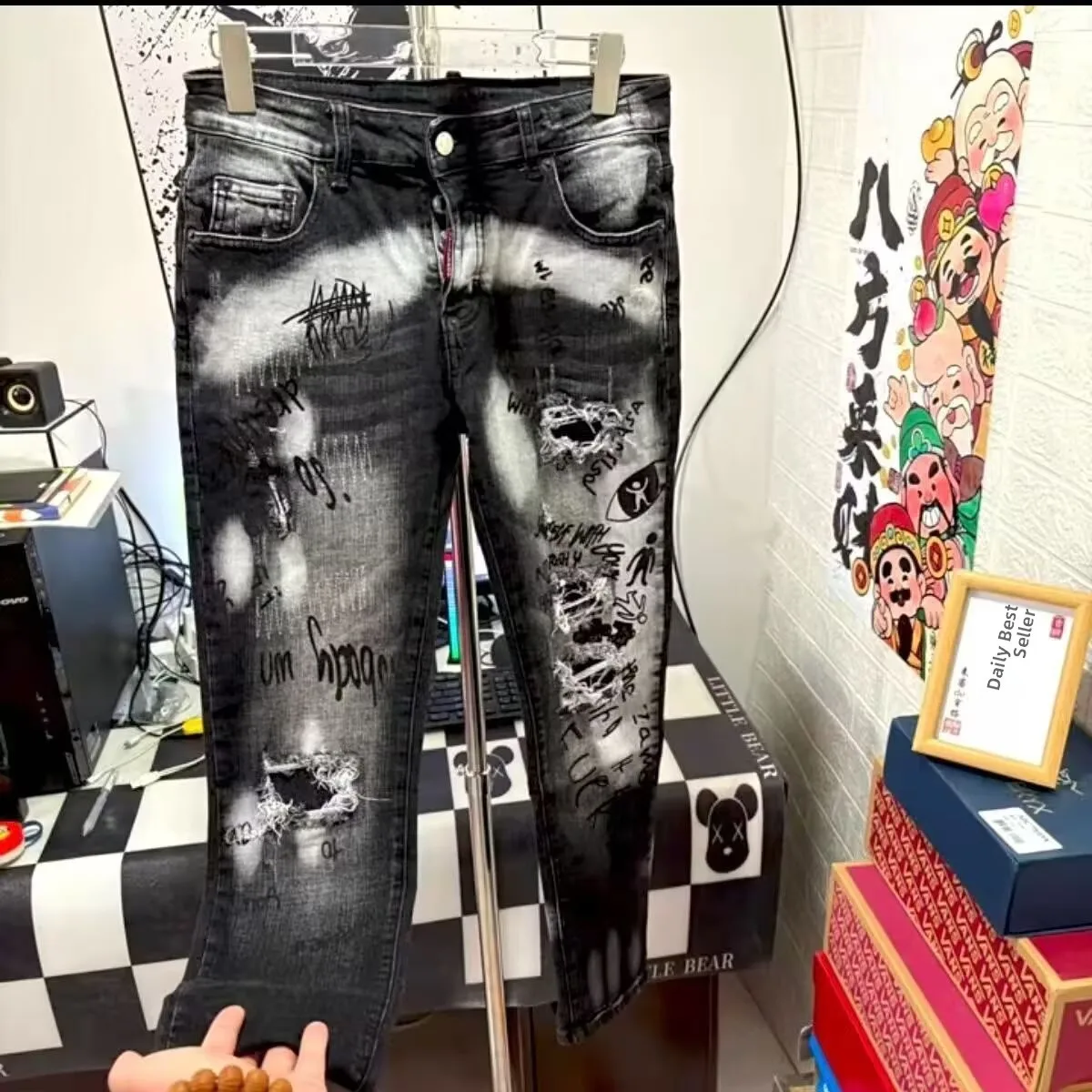 

Модные мужские джинсы-скинни с дизайнерскими прорезями, эластичным поясом, из смеси хлопка и полиэстера, износостойкие и сохраняющие форму.