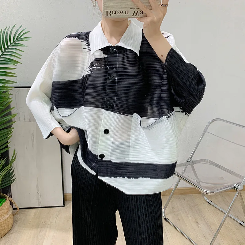 

Miyake плиссированная оригинальная рубашка с принтом, черно-белая полосатая складная блузка, женская летняя блузка с лацканами 202, однобортная плиссированная маленькая куртка