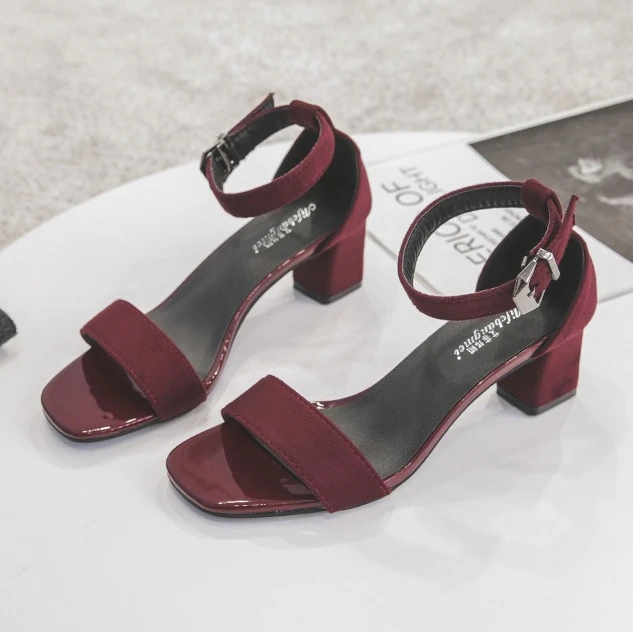 

Женские сандалии на грубом каблуке с одним словом, новинка 2023 года, летняя одежда, повседневные и универсальные черные замшевые женские босоножки на высоком каблуке на грубом каблуке