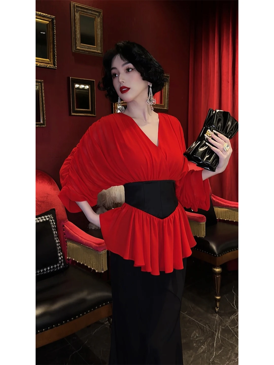 

Модный топ с цветовыми блоками LYXJ Red Opera House 2026, приталенная женская рубашка без рукавов из полиэстера с V-образным вырезом