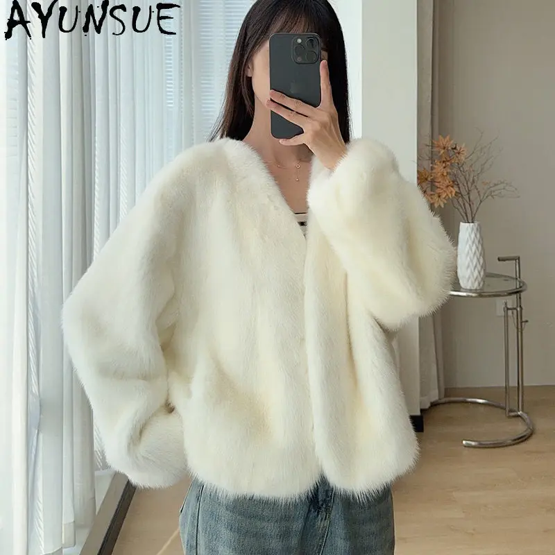 เสื้อโค้ทขนมิงค์แท้ AYUNSUE สำหรับผู้หญิง คอวี แจ็คเก็ตขนสัตว์ แขนยาว เสื้อคลุมขนสีขาว อุ่นสบาย เสื้อผ้าผู้หญิง ดีไซน์หรูหรา