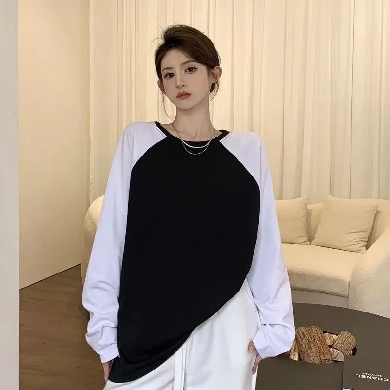 Comfortable and Minimalist Color Blocked T-shirt for Women Long Sleeved with Dual Tone Splicing Long Sleeved Loose Casual Top