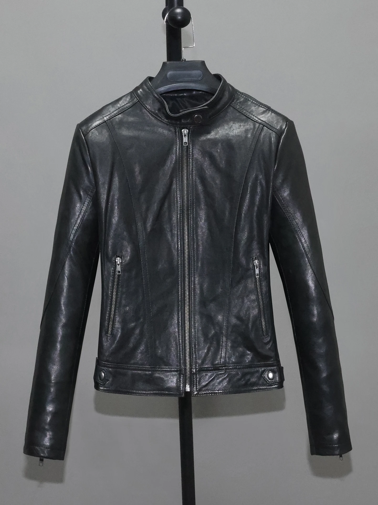 Damska skórzana kurtka casualowa slim fit, krótki płaszcz ze stójką, zapinana na zamek, długi rękaw, profesjonalna pielęgnacja skóry owczej.