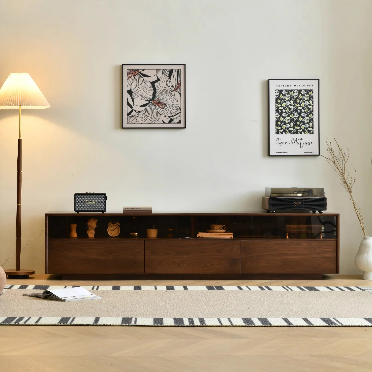 

Black hole TV cabinet, cherry wood, black walnut 2.2 m, please confirm whether the elevator is unobstructed