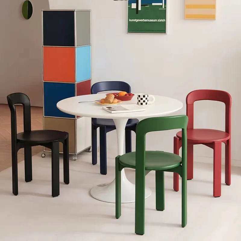 كرسي Rey مصنوع من خشب الزان الصلب والخشب الرقائقي لتناول الطعام ومسند ظهر منحني عتيق قابل للتكديس كرسي سويسري