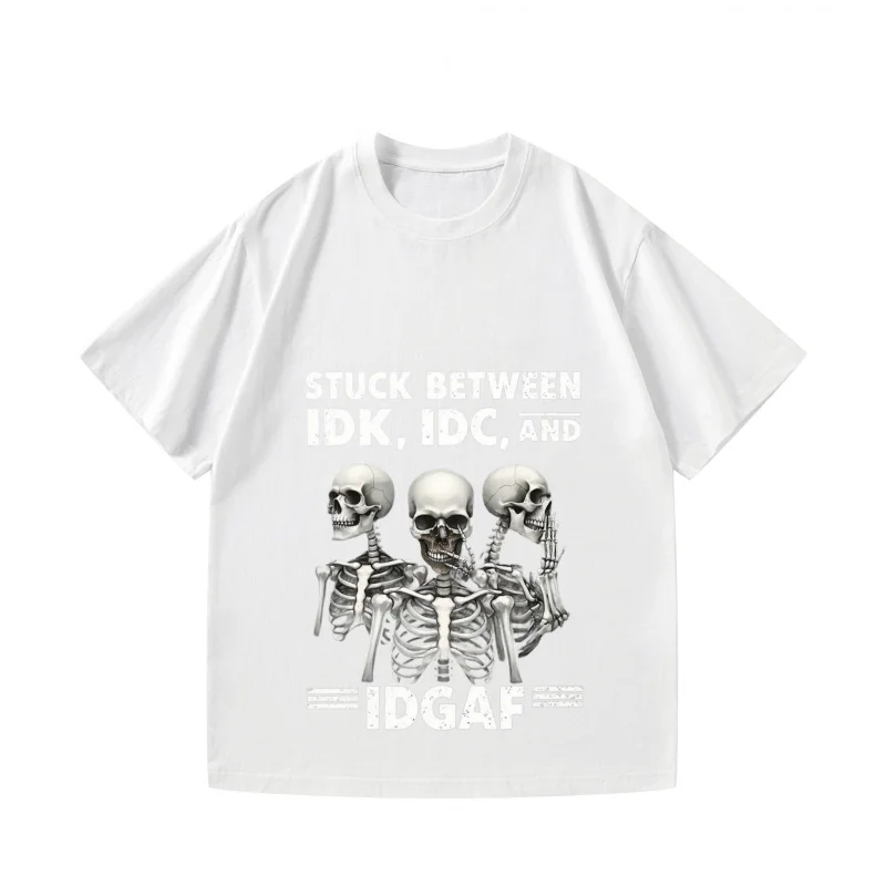 تي شيرت رجالي هيكل عظمي أسود مطبوع عليه نص عالق بين IDK IDC و IDGAF سيناريوهات الهالوين تي شيرت غير رسمي للرجال