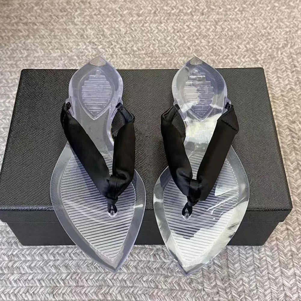 2026 New Women's Summer Flip Flops with Flat Soles, Anti-Slip, Toe Clips, Comfortable and Breathable Sandals