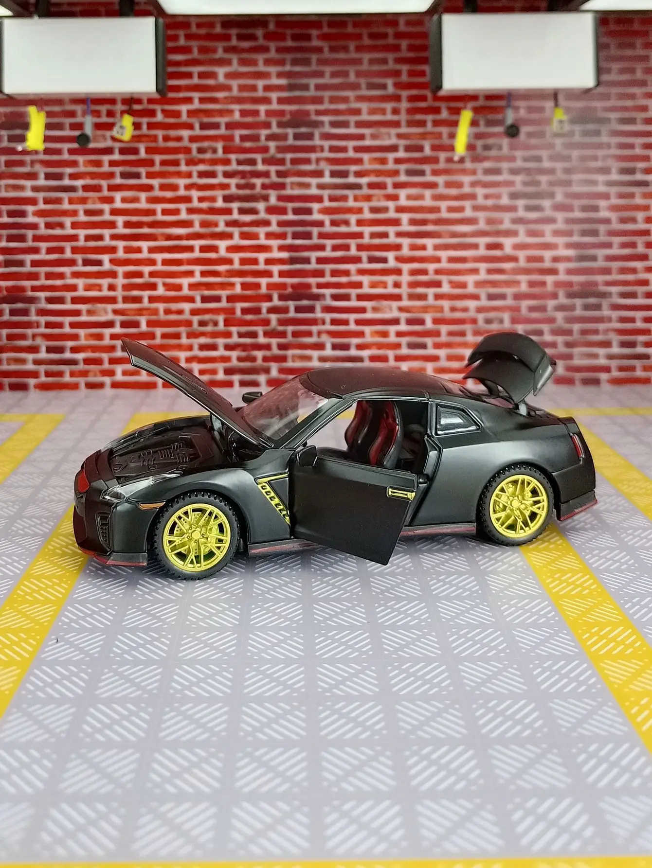 Simulação 1:32 modelo de carro em liga Nissan GTR 35 com peças de balanço de retorno de som e luz, portas e capô do motor, porta-malas podem ser abertas