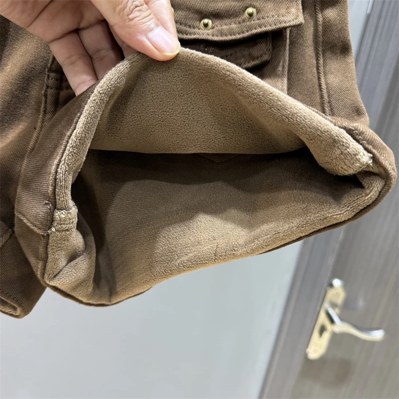 กางเกงยีนส์ขาสั้นทรงบูทขาบานเอวสูงทรงสลิมสำหรับผู้หญิง ผ้าฟลีซบุซับใน ขอบรีดสไตล์อเมริกัน คอลเลคชั่นใหม่ ฤดูใบไม้ร่วง-ฤดูหนาว ปี 2025