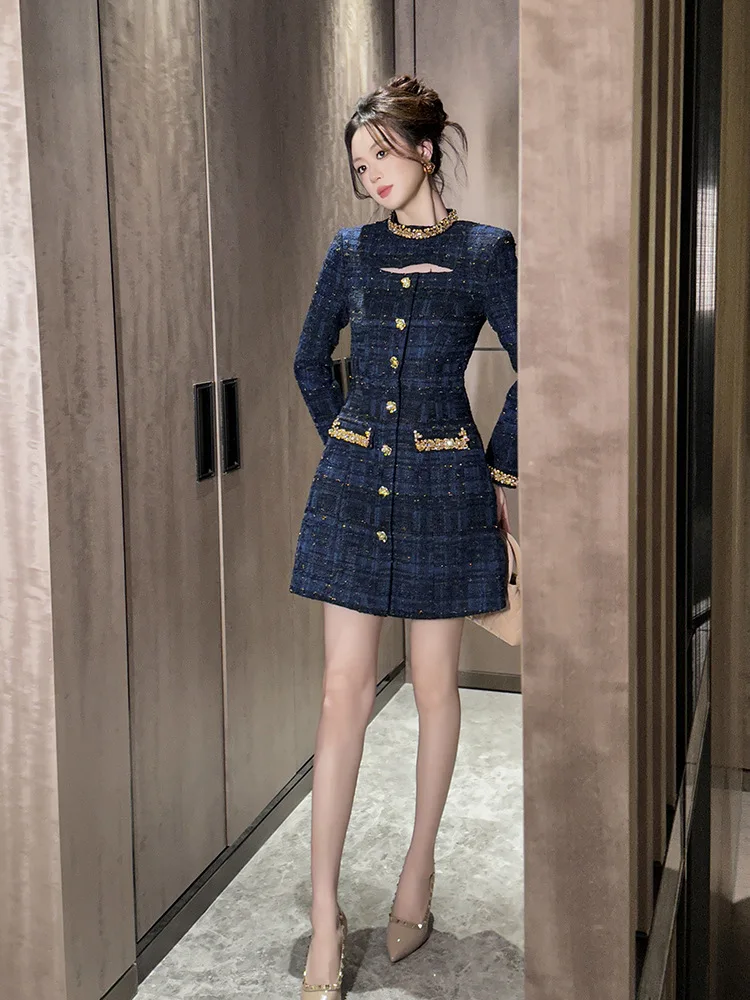 Nowa wiosenna odzież dla kobiet, mały pachnący styl, wycięta jednorzędowa sukienka o linii A z koralikami w talii