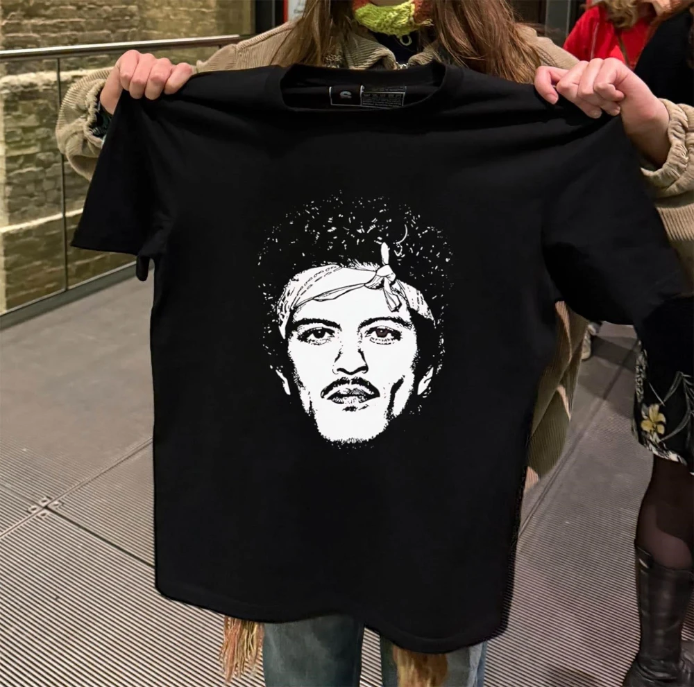 

Футболка Bruno Mars Romantic Tour 2026. Стильная свободная футболка унисекс. Модный уличный стиль Харадзюку унисекс