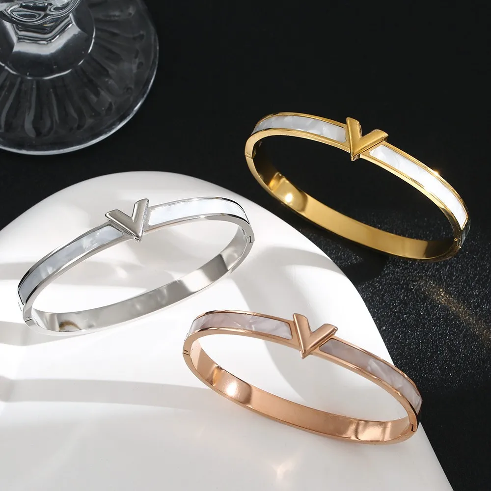 Pulseira Feminina de Aço Inoxidável com Design V e Flor Branca: Uma Análise Profunda de Estilo e Durabilidade