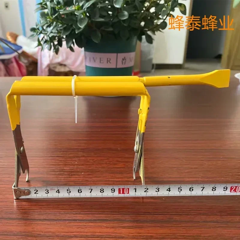 A Baked lacquer with knife nest frame clip stainless steel spleen     bee tool honey