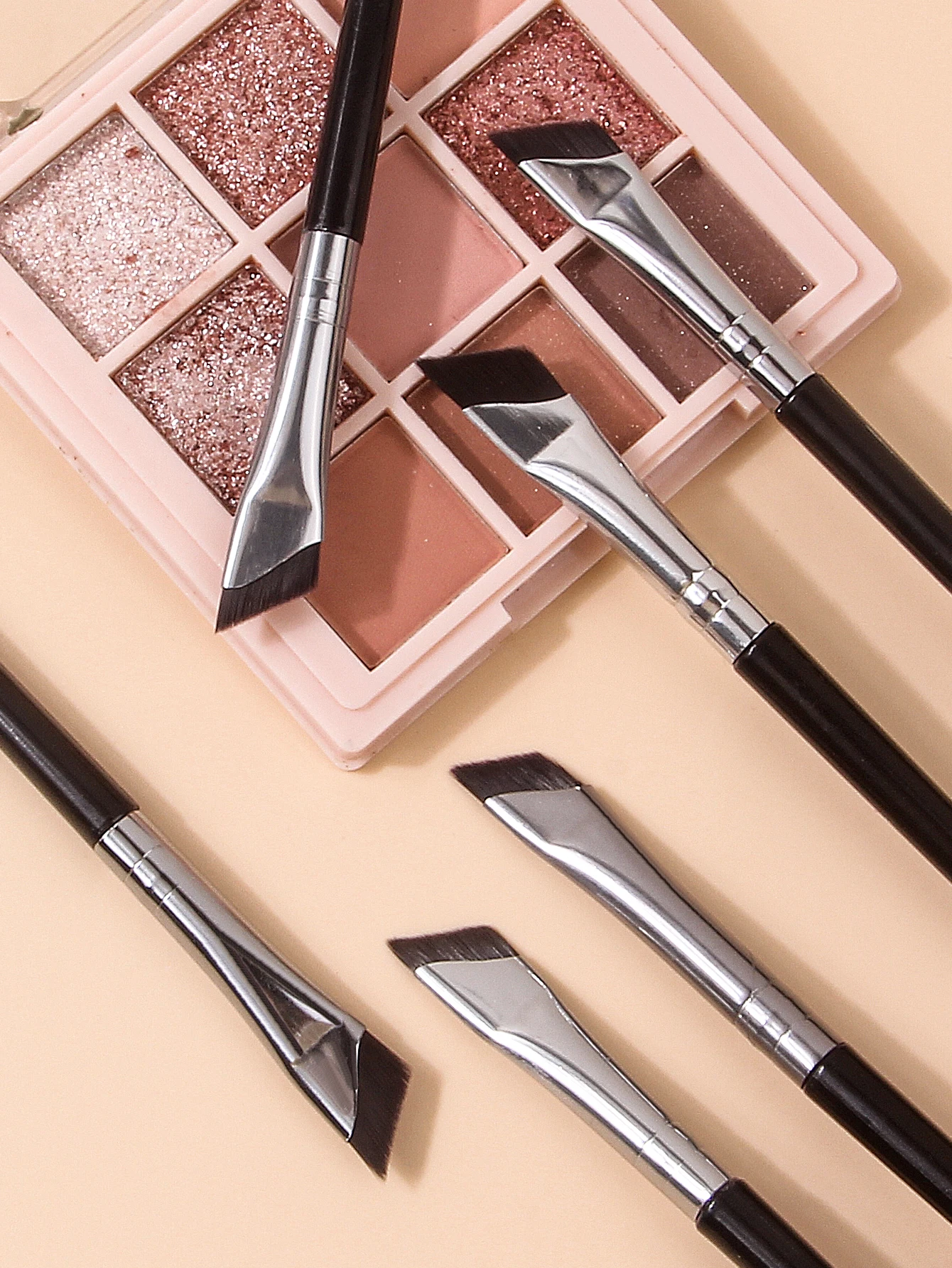 مجموعة فرش تحديد العيون بزاوية مكونة من 6 قطع، فرشاة دقيقة لتفاصيل مكياج العيون وفرشاة للحواجب، أداة احترافية لمكياج العيون