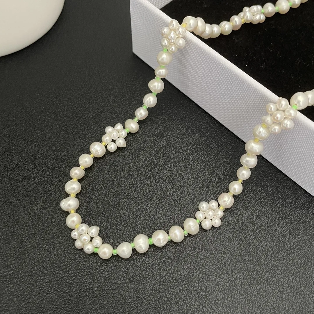 

Light luxury, niche personality, fresh and sweet dual color natural freshwater pearl flower necklace