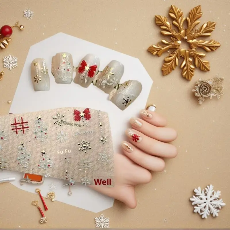 تصميم شجرة بيضاء ساحرة لعيد الميلاد مع ملصقات فنية للأظافر على شكل ندفة الثلج وأقواس حمراء تتميز بطباعة منقوشة