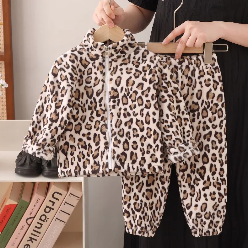 Kinder-Hausanzug-Set für Jungen und Mädchen, doppelseitiger Fleece und verdickter Samt-Pyjama mit Jacke, warmes zweiteiliges Set – Detail 5
