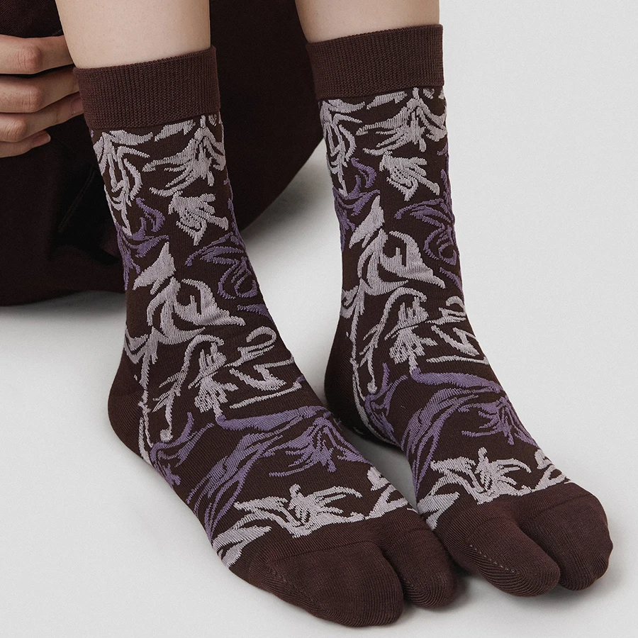 High Quality Spring Autumn Winter Color Split Toe Women's Cotton Socks Retro Relief Flower Comfortable Woman Two-Toed Tabi Sox