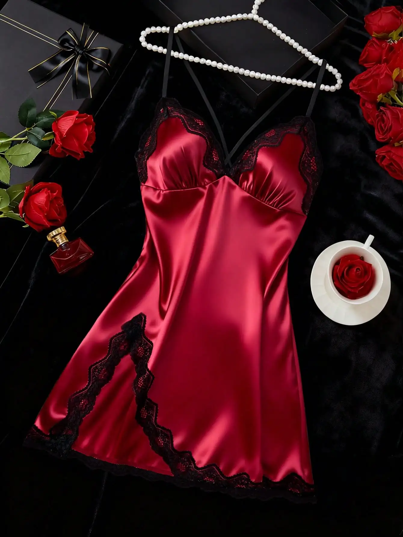 

Красное атласное платье для сна с кружевной отделкой, V-образным вырезом и высоким разрезом