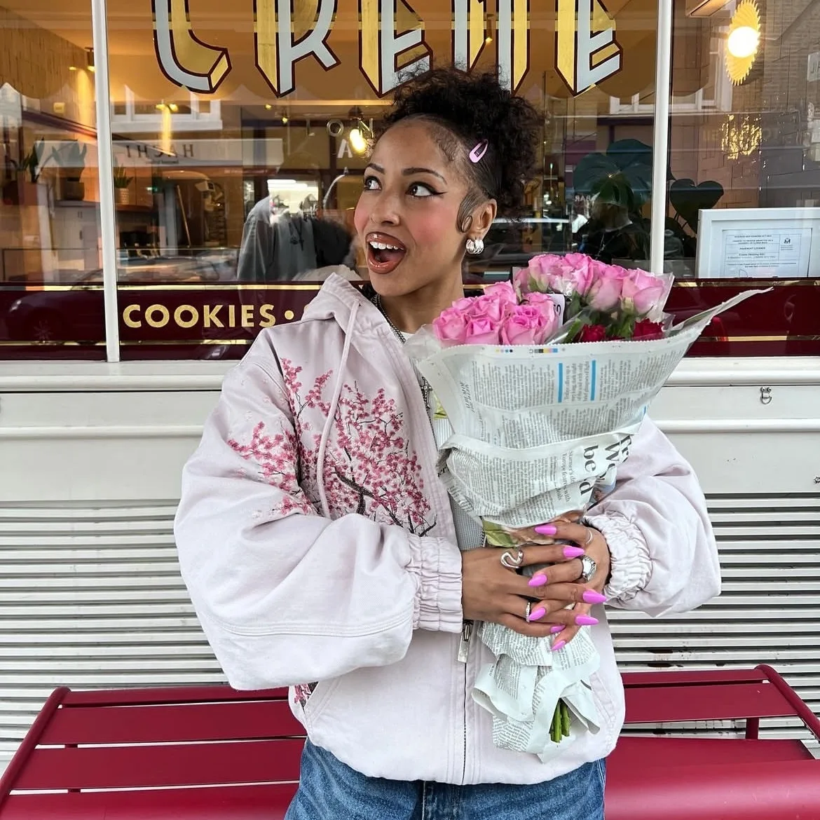 

Pink Flower Embroidery Jaet Derschutze Workwear Warm Polyester Fiber Casual Long Sve Hooded Coat for Young Men