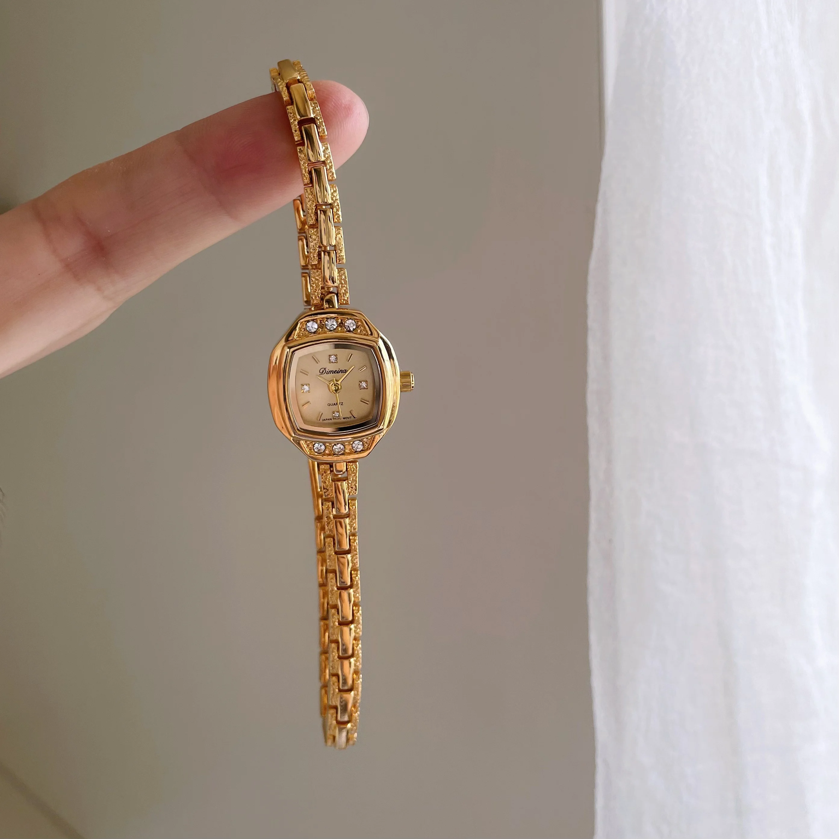 ساعة نسائية متطورة وأنيقة بحزام ذهبي رقيق وقرص مربع صغير وتصميم رقيق وراقي. #4