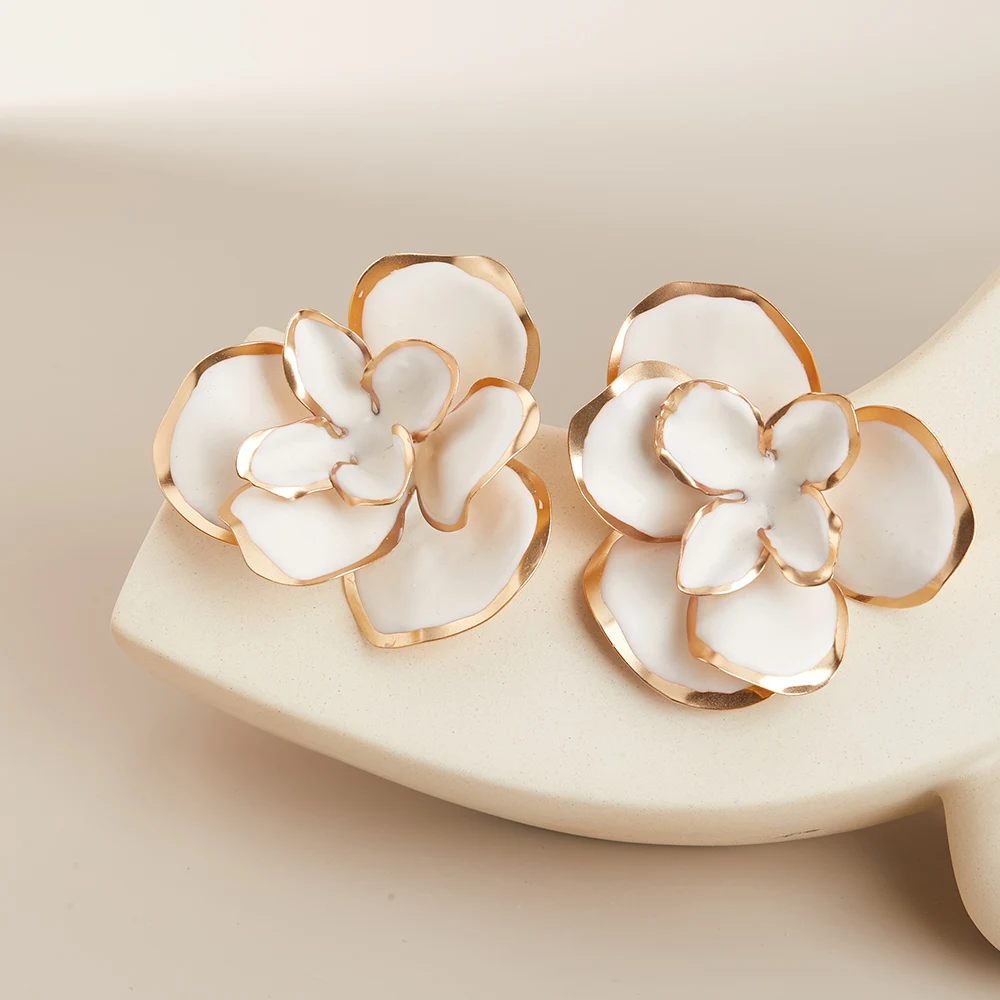 Ladies' Irregular White Flower Earrings Made Of Zinc Alloy Material Fresh And Sweet Earrings Woman