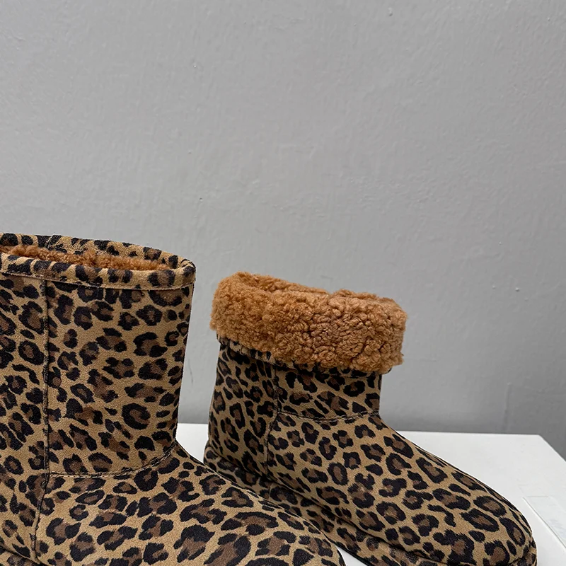 ليوبارد سنو النساء حذاء من الجلد الفراء الشقق أحذية خفيفة أنيقة 2025 شتاء جديد الراحة فستان امرأة الأحذية الدافئة الرياضة Mujer بوتاس