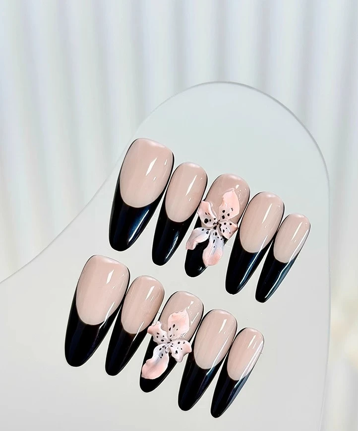 

Heavy Industry Hand-pinching Lilies, Manicure Wearing Nail Nude Black French Exquisite Handmade Design