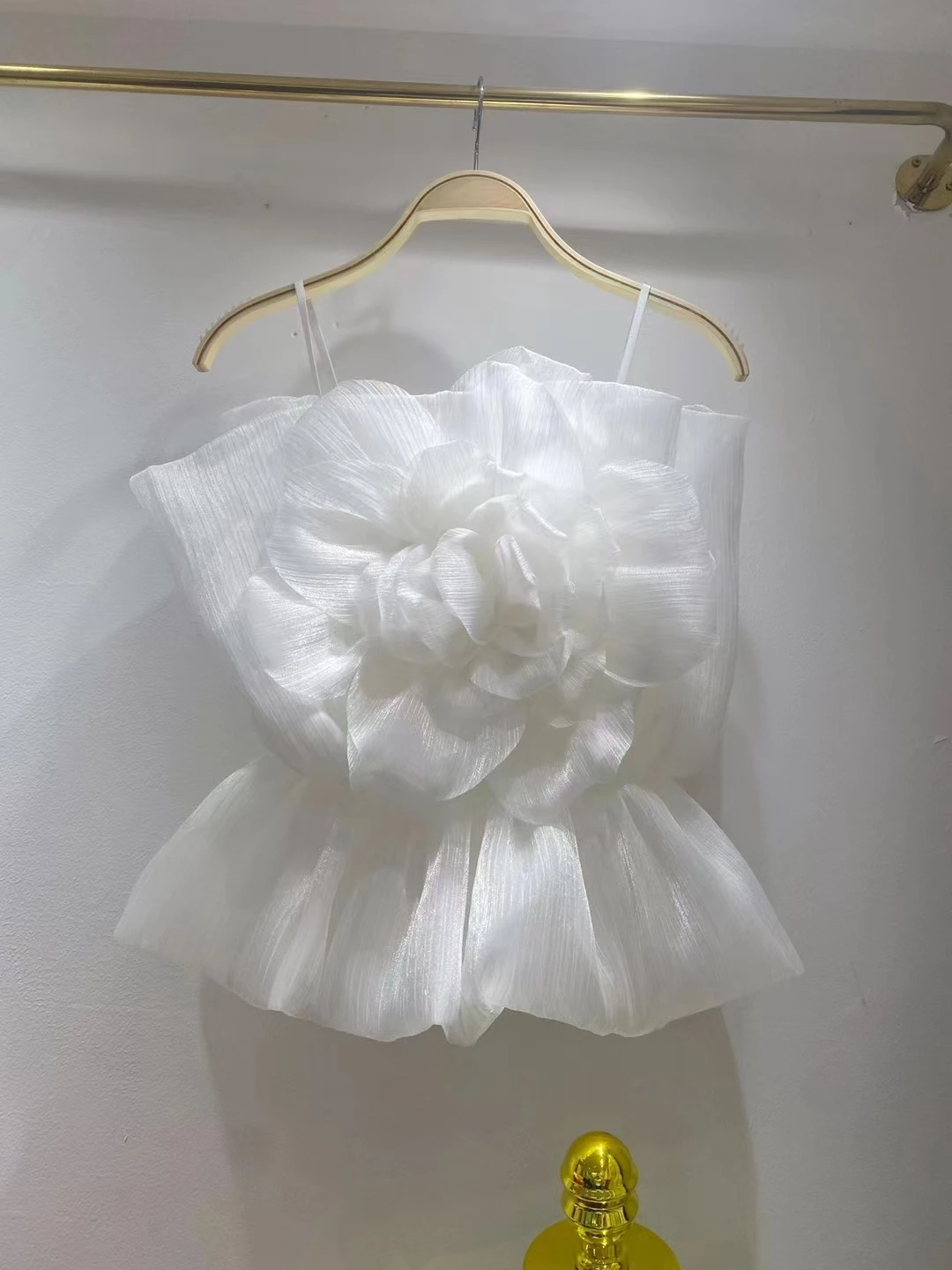 Sweet 3D Rose Decorated Mesh Strap Top Women's Summer Sleeveless Slimming Fashionable Vest Backless Short Length  Color