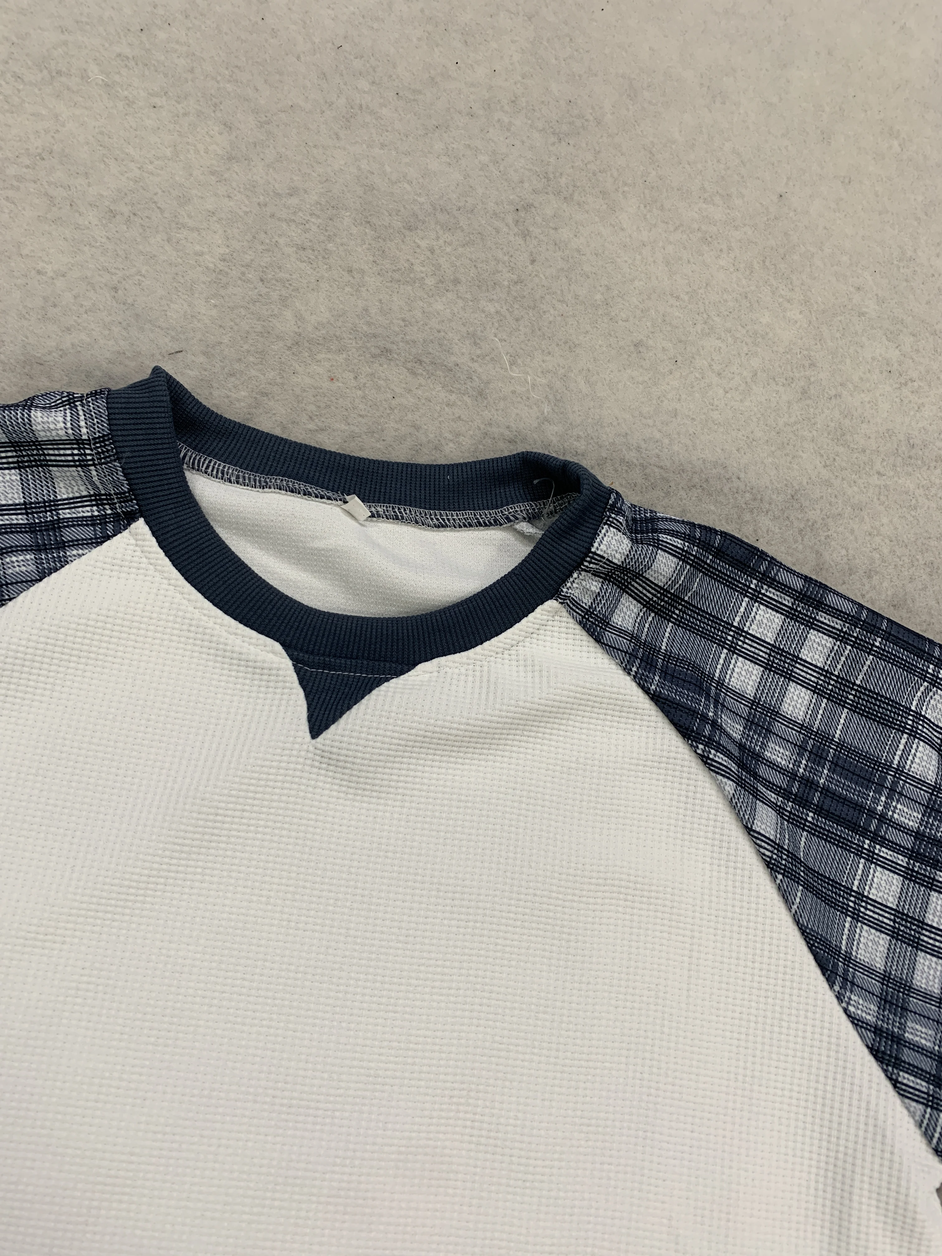 Retro-Trend Rundhals-Langarm-Waffel-T-Shirt mit Karomuster und Farbkombination, Herbst- und Winter-Modetrend, Neu, Unisex – Detail 5
