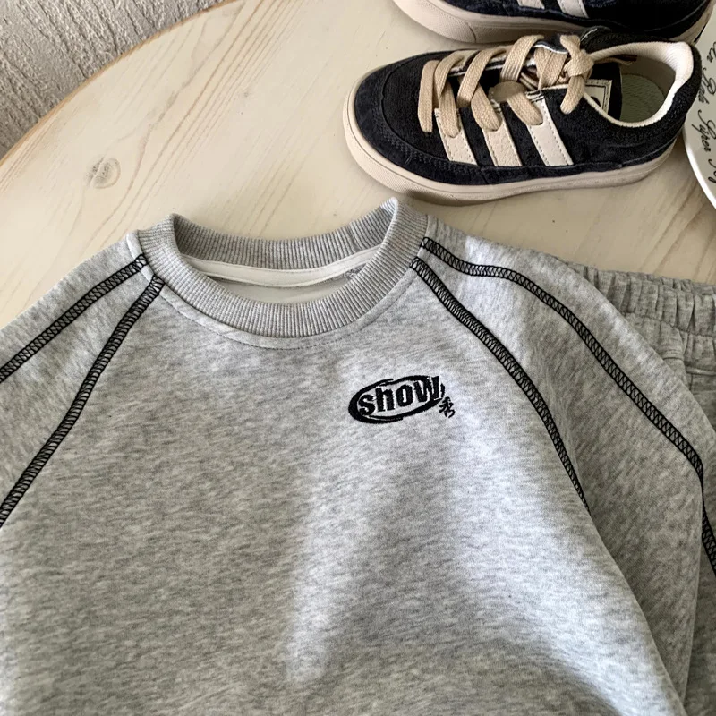 

Комплект для мальчиков, осень-весна 2023, детская одежда в корейском стиле, спортивный повседневный стиль, универсальный модный серый однотонный комплект из двух предметов