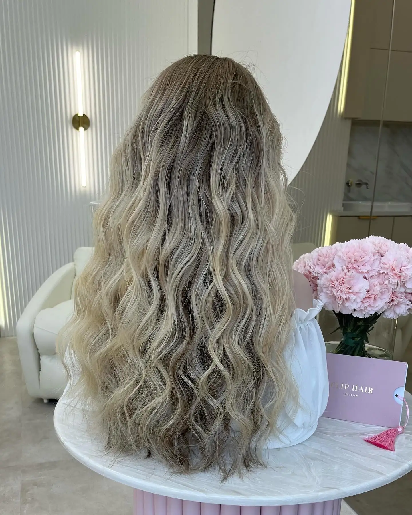 Wig Frontal Renda Akar Gelap dengan Sorotan Pirang Wig Gelombang Air Bagian Tengah Wig Garis Pirang Wig Lembut Alami Kualitas Tinggi