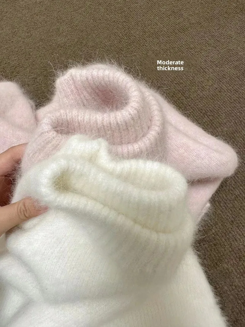 เสื้อสเวตเตอร์ผู้หญิงสีชมพูหวาน สไตล์หลวม นุ่ม สบาย ใส่เป็นเสื้อตัวในได้ เนื้อผ้าถัก ให้ความอบอุ่น เหมาะสำหรับฤดูใบไม้ร่วงและฤดูหนาว คอกลม แขนยาว