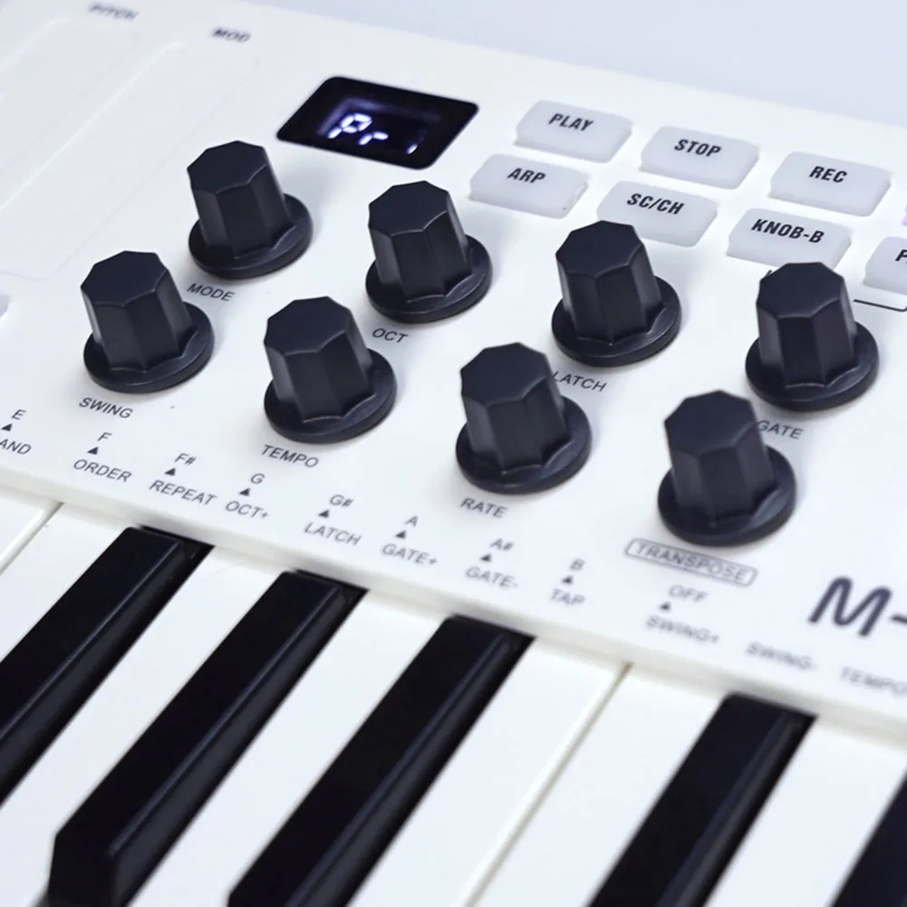 

Компактная MIDI-клавиатура с 25 тонкими клавишами, 8 клавишами с RGB-подсветкой и несколькими вариантами подключения для цифровых аудиооперационных станций