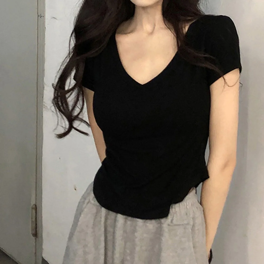 Camisetas de manga corta con cuello en V para mujer, Top Sexy blanco y negro, Camiseta básica Y2K, ropa de estilo coreano para mujer 2024