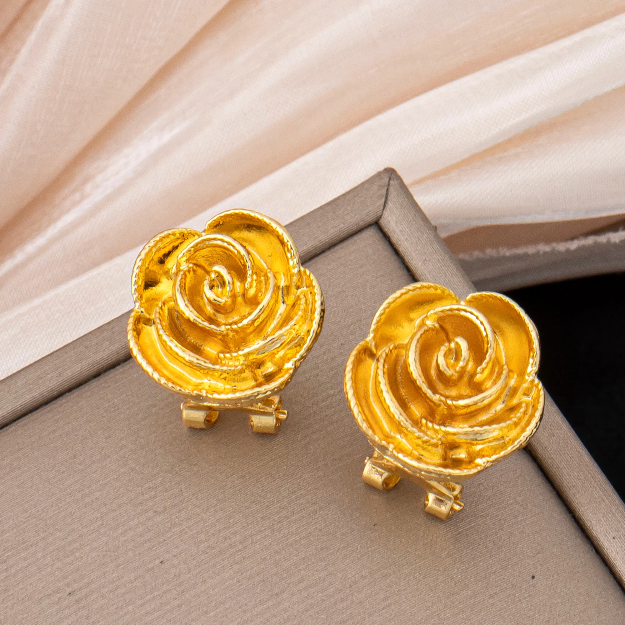 YM Jewelry 3-teiliges Schmuckset mit goldenen Rosenblüten, bestehend aus Halskette, Ohrringen und Ring, eleganter Schmuck für Damen, geeignet für formelle und alltägliche Anlässe, Geschenkidee. – Detail 4