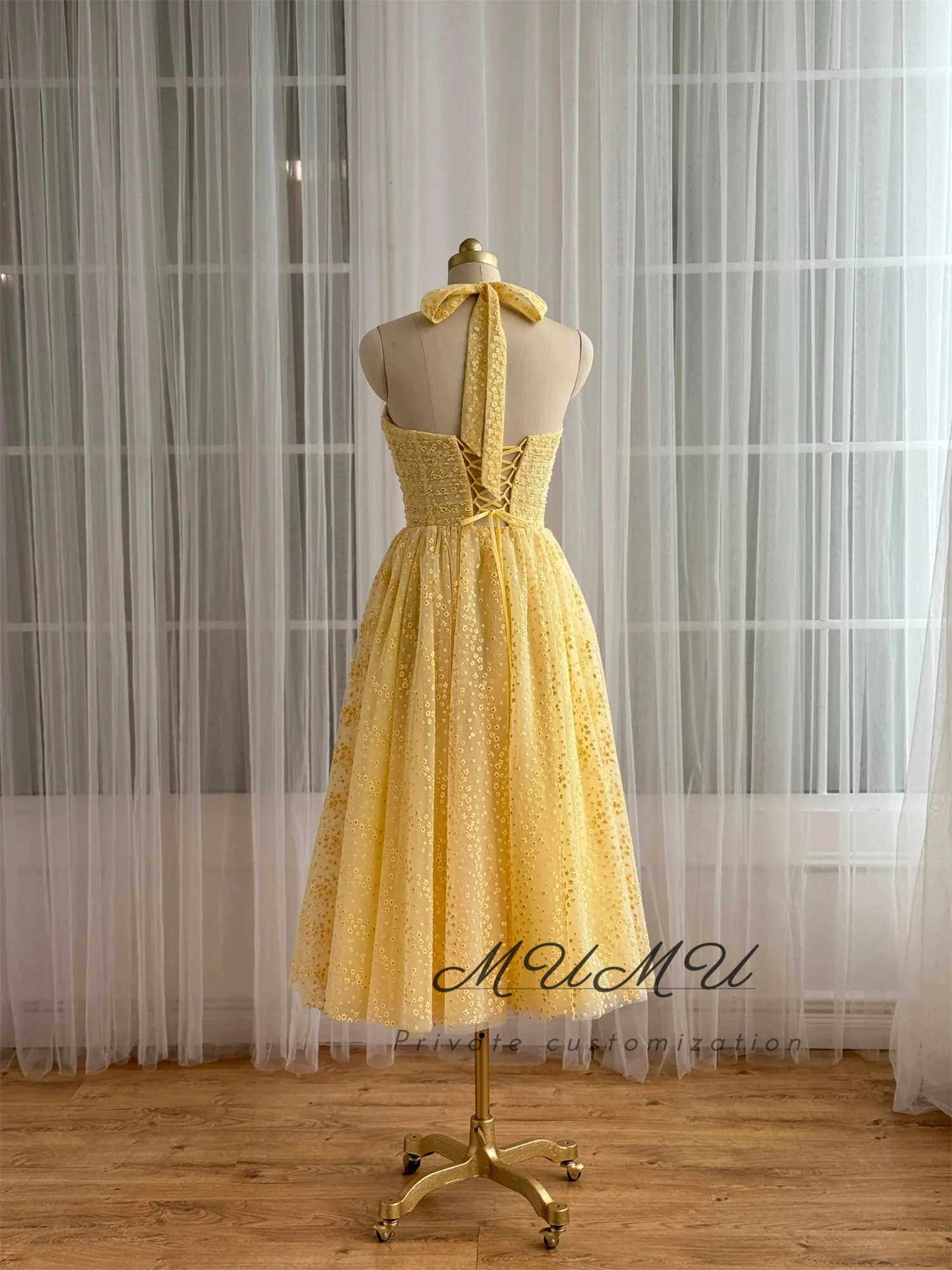 ชุดราตรีหรูหราสั่งตัดพิเศษจาก MuMu ประจำปี 2025 สำหรับผู้หญิงในโอกาสพิเศษ กระโปรงสั้นสีเหลือง