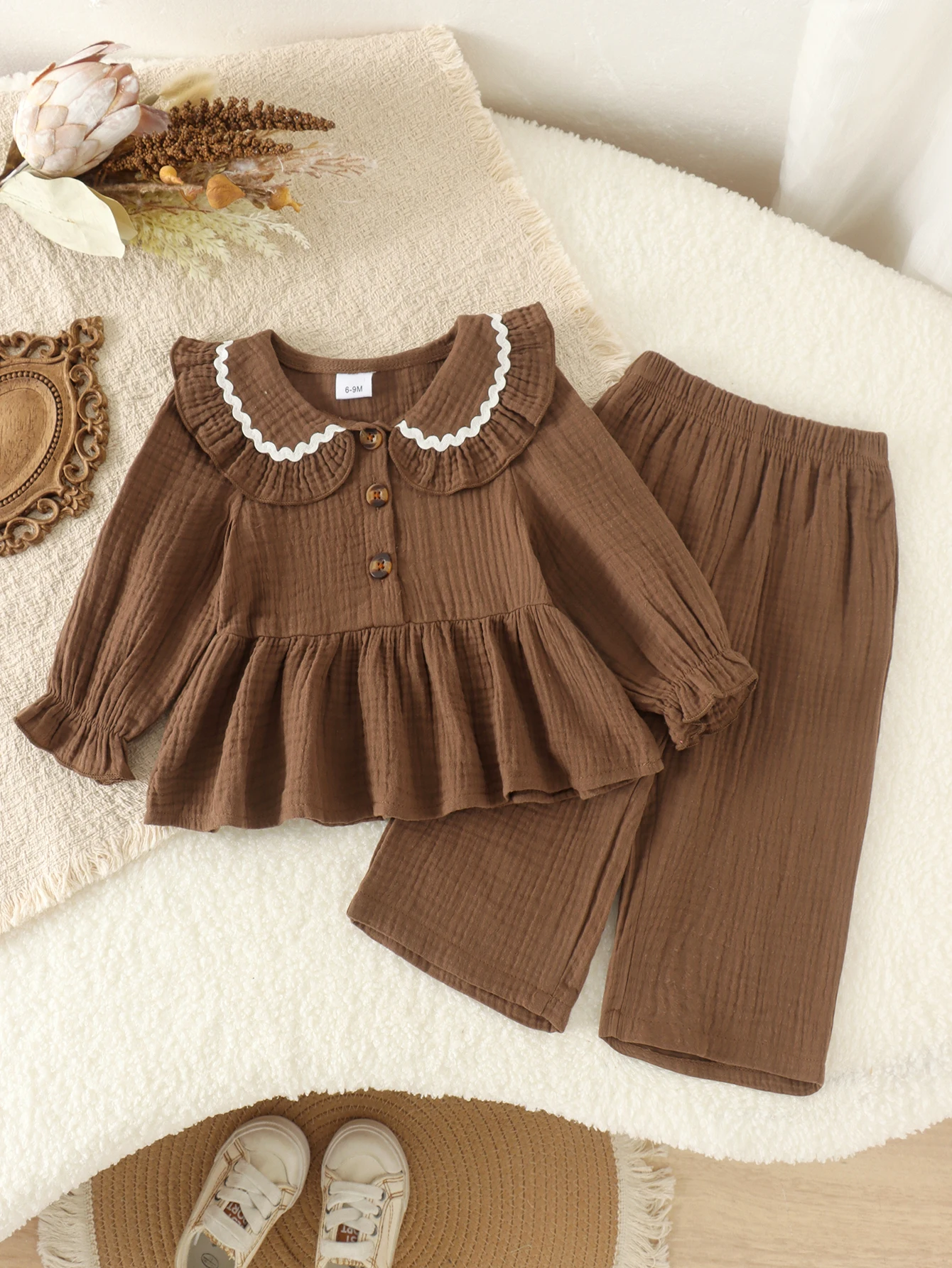 Comfortable and cute autumn/winter clothing for girls, suitable for children aged 1-3 years. Includes long-sleeve tops and long