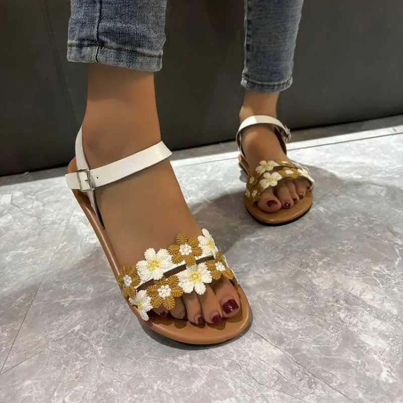 Летняя Новинка 2024, модная уличная одежда с квадратным носком и открытым носком, женские удобные декоративные тапочки с цветами, повседневные Простые тапочки в английском стиле