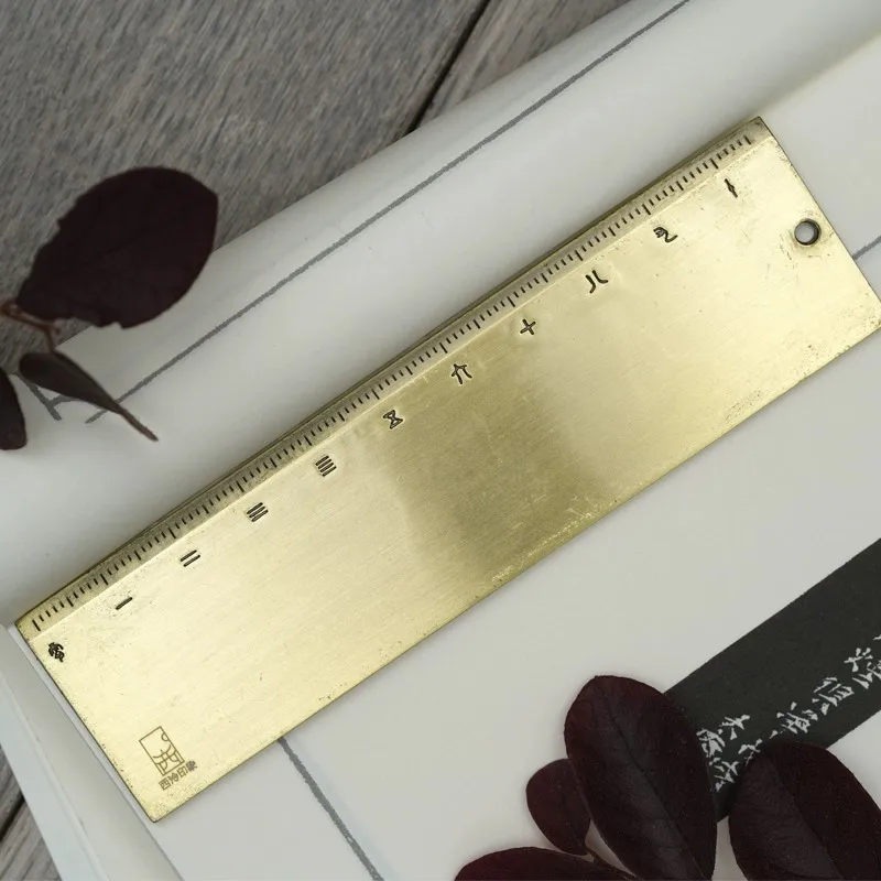 قرطاسية مسطرة معدنية للوازم المكتبية والمدرسية - أداة أساسية للطلاب والمحترفين