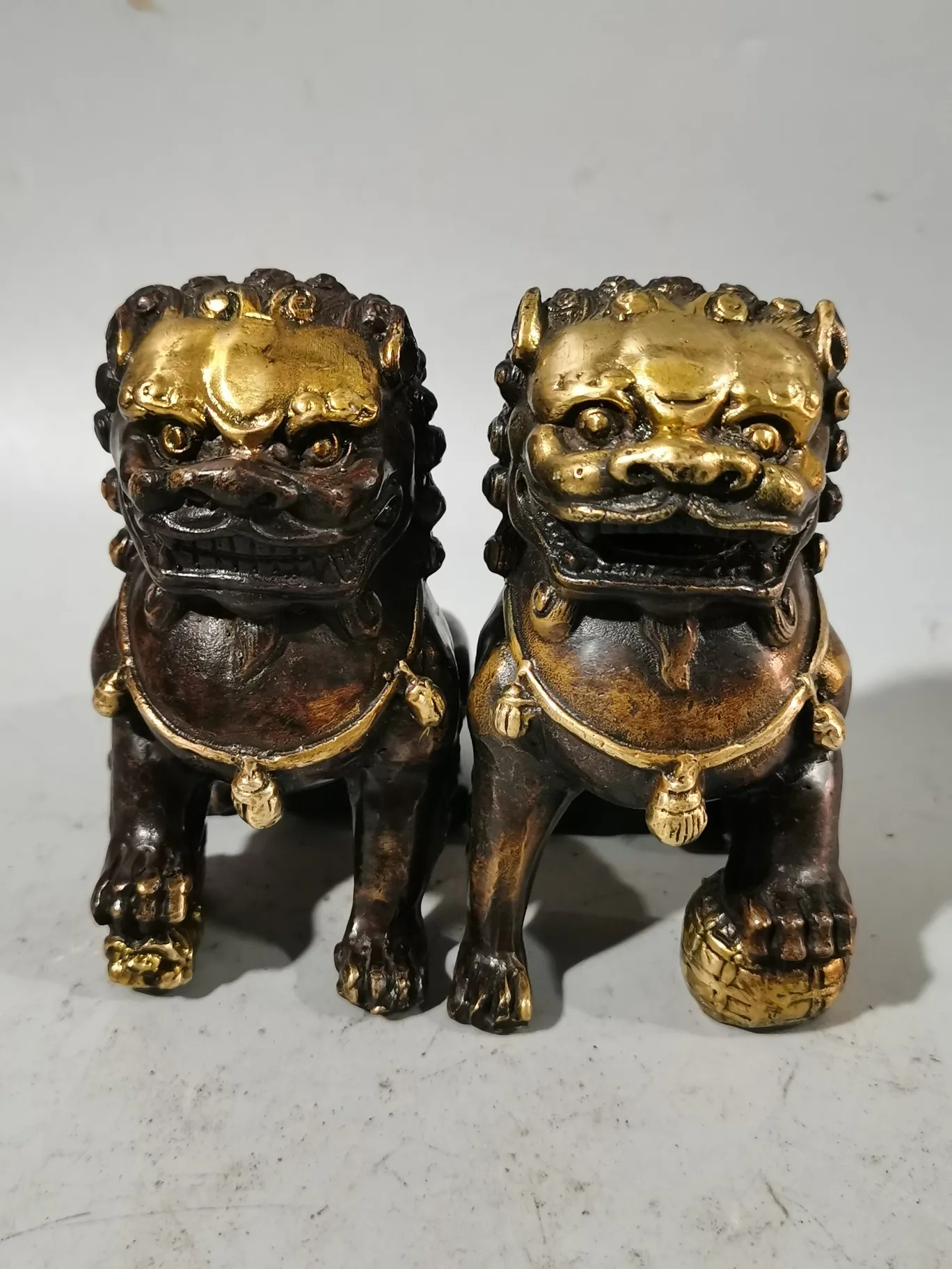 Retro Purple Copper Gilded Gold Lion Pair of Home Decoration Ornaments