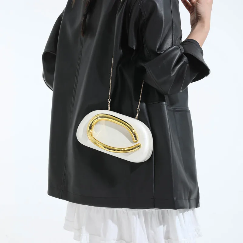 チェーンクロスボディバッグ 2025年新作 レディース 高級ソフトレザー クラッチバッグ おしゃれなホットガールスタイルバッグ どんなシーンにも