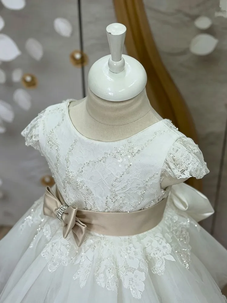 Taufkleid für Kleinkinder, Mädchen, weißes Spitzen-Tüllkleid, Champagnerfarbene Schleife, kurze Ärmel, Kinderkleid für Hochzeit, Geburtstag, Party, Festzug – Detail 7
