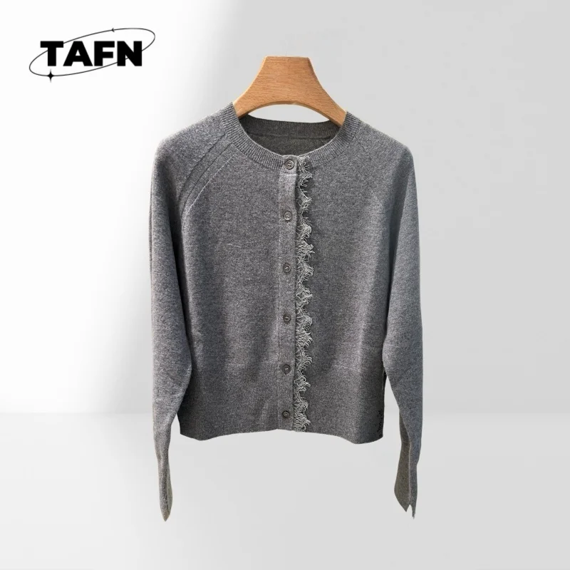 

25 Vintage Cashmere Cardigan – High-Quality Knitwear for Casual Elegance 25 Premium Cashmere Cardigan – Retro Design AI0355