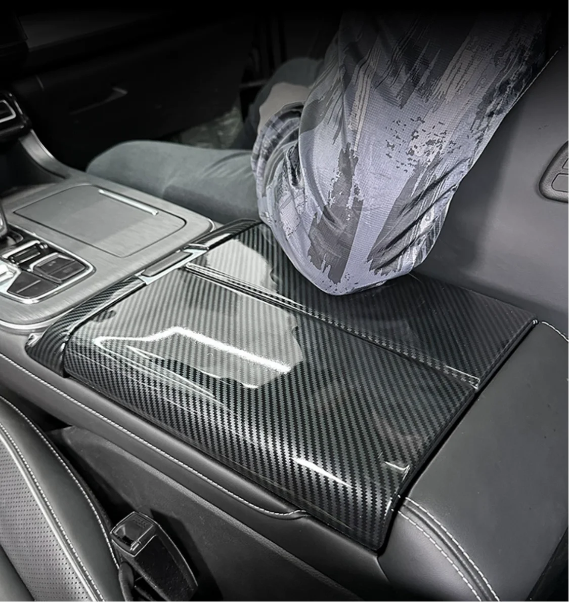 Suitable for Trumpchi GS8 2022 armrest box cover ABS decoration Auto Parts carbon fibre Peach wood 2 piece set