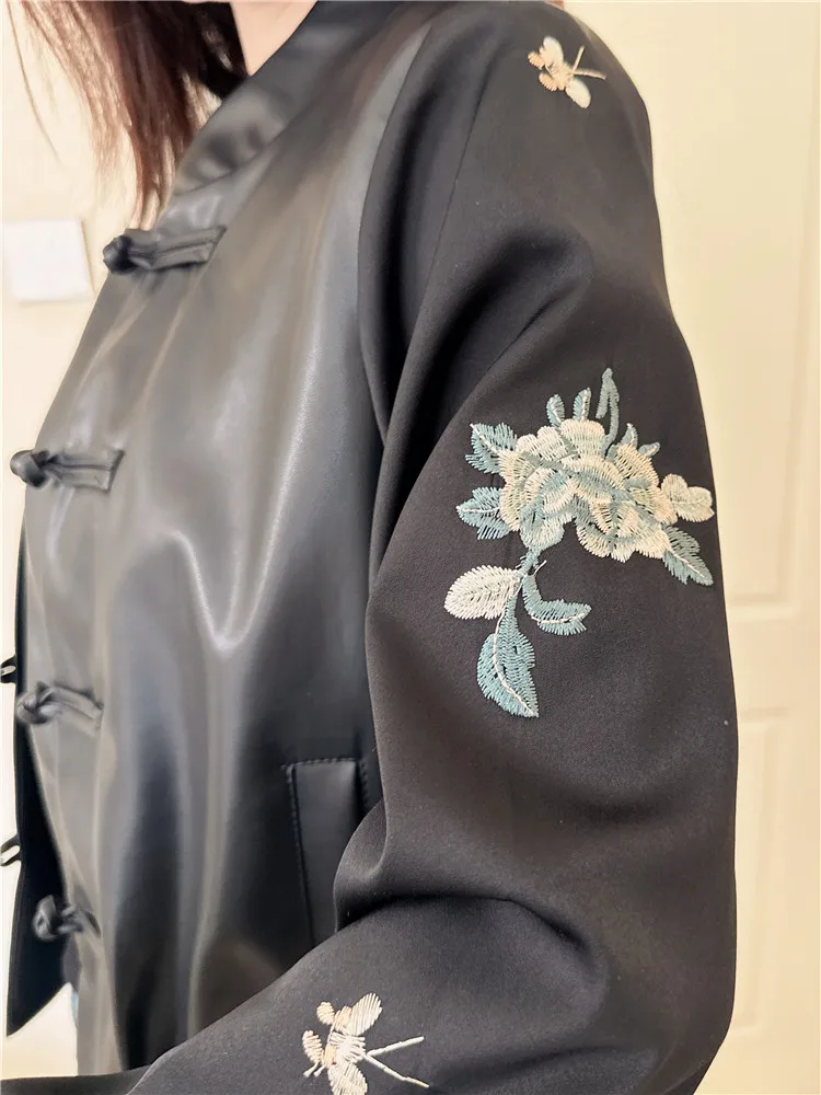 Neue Chinesische Kurze Lederjacke für Damen Frühling Herbst 2025 Neue Hochwertige Bestickte Knopfleiste Oberteil in Kleiner Größe