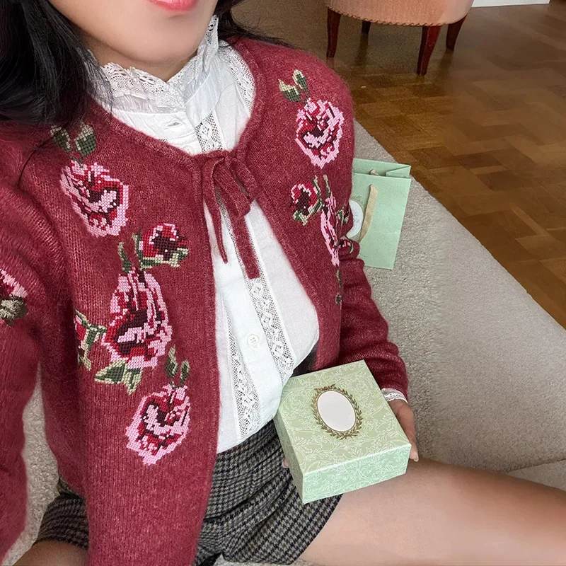 【هدية مجانية】2026 أوائل الربيع المرأة مزيج الصوف الأزهار الكروشيه متماسكة سترة عبر غرزة الدانتيل متابعة البلوز فضفاض