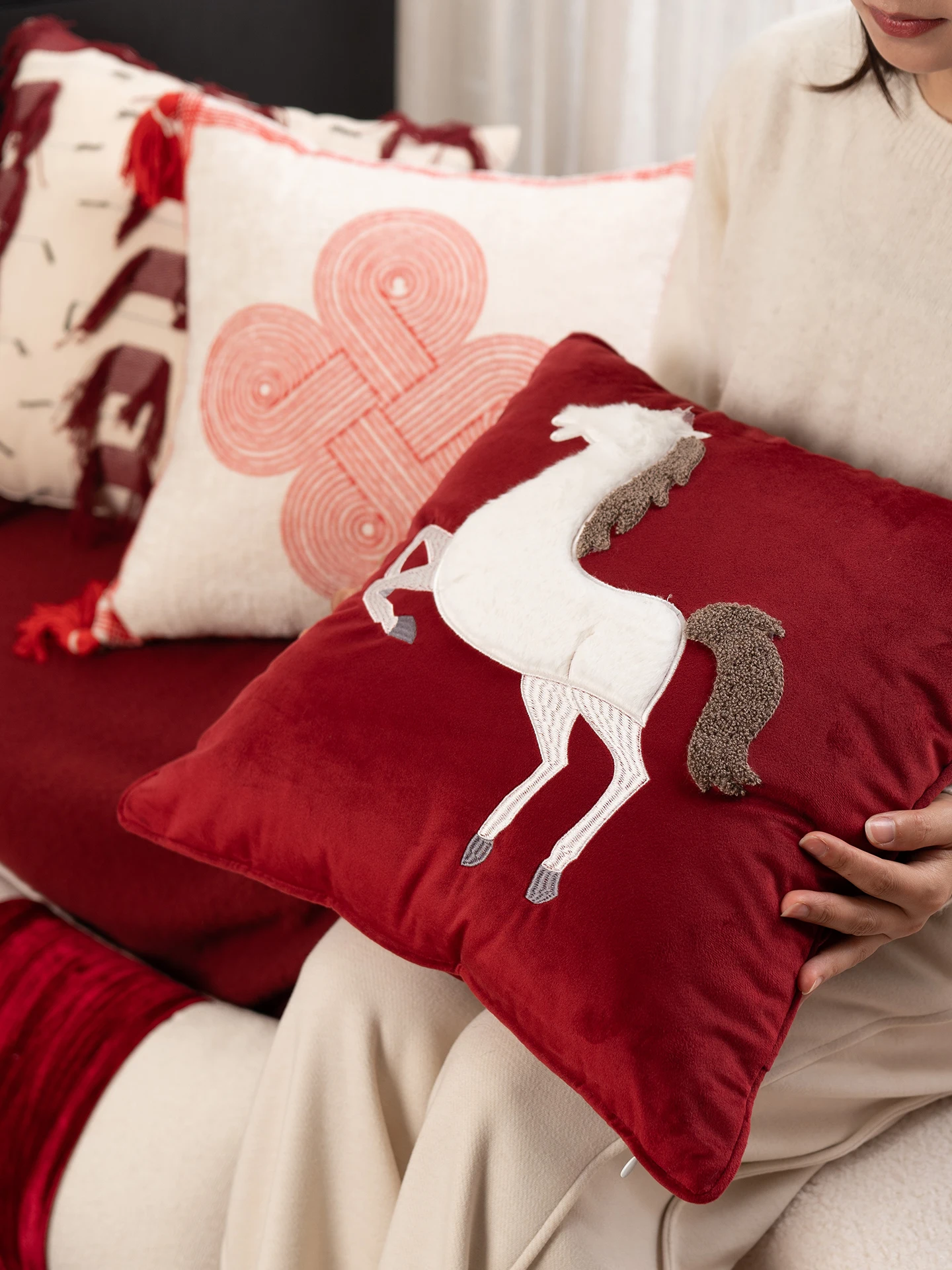 

Новогодняя праздничная красная вышитая роскошная наволочка для дивана, подушка для изголовья кровати, мягкая плюшевая квадратная подушка