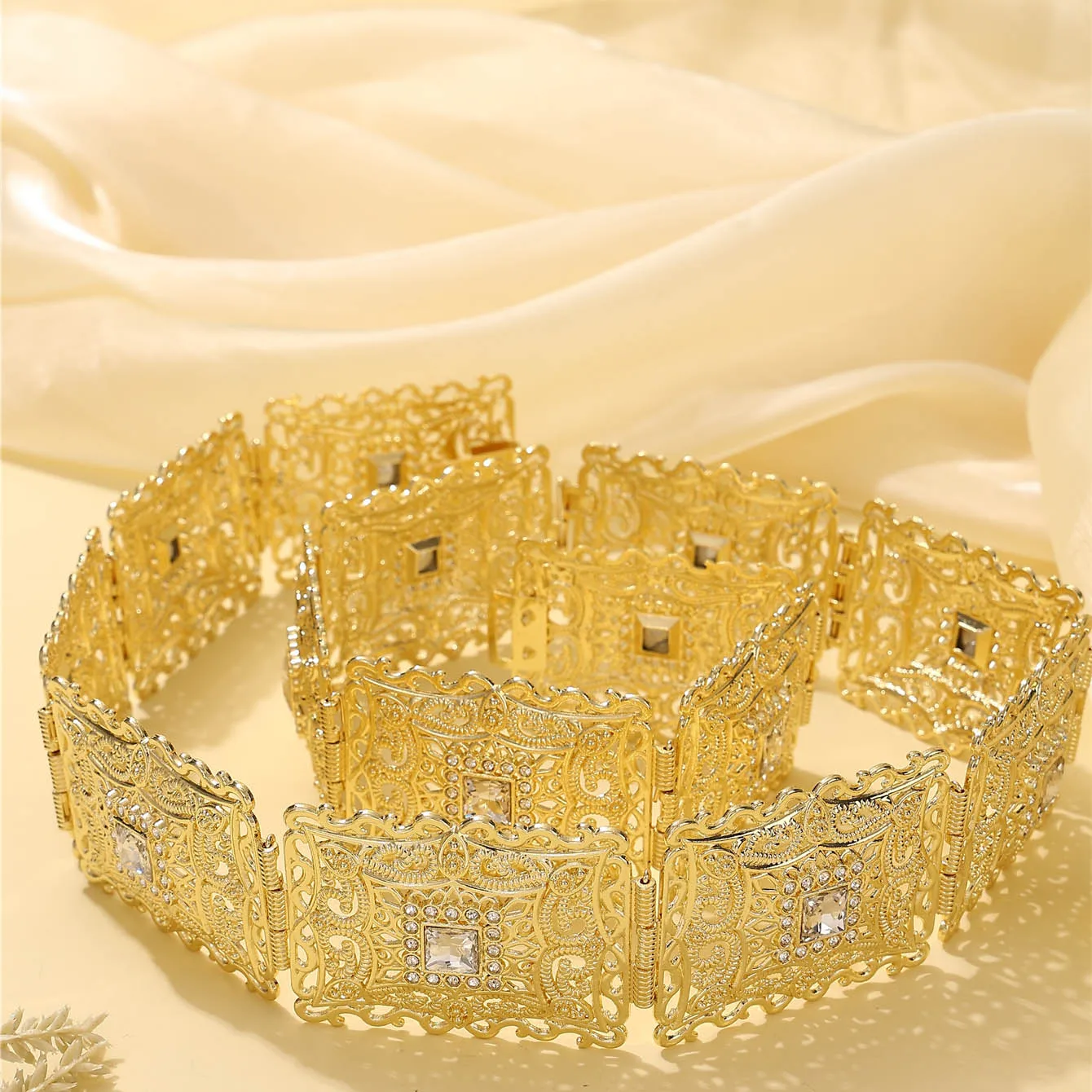 

Middle Eastern ladies' gilded belt, with delicate vintage style, a belt for Arabian robes, a festival gift for ladies.