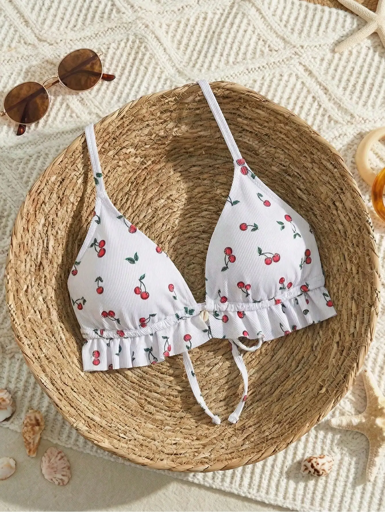 

Женский топ-бикини с рюшами и вишнёвым принтом для летнего пляжного отдыха